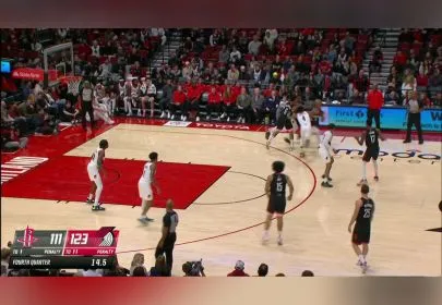 开始玩起来了 布朗胯下换手单臂暴扣